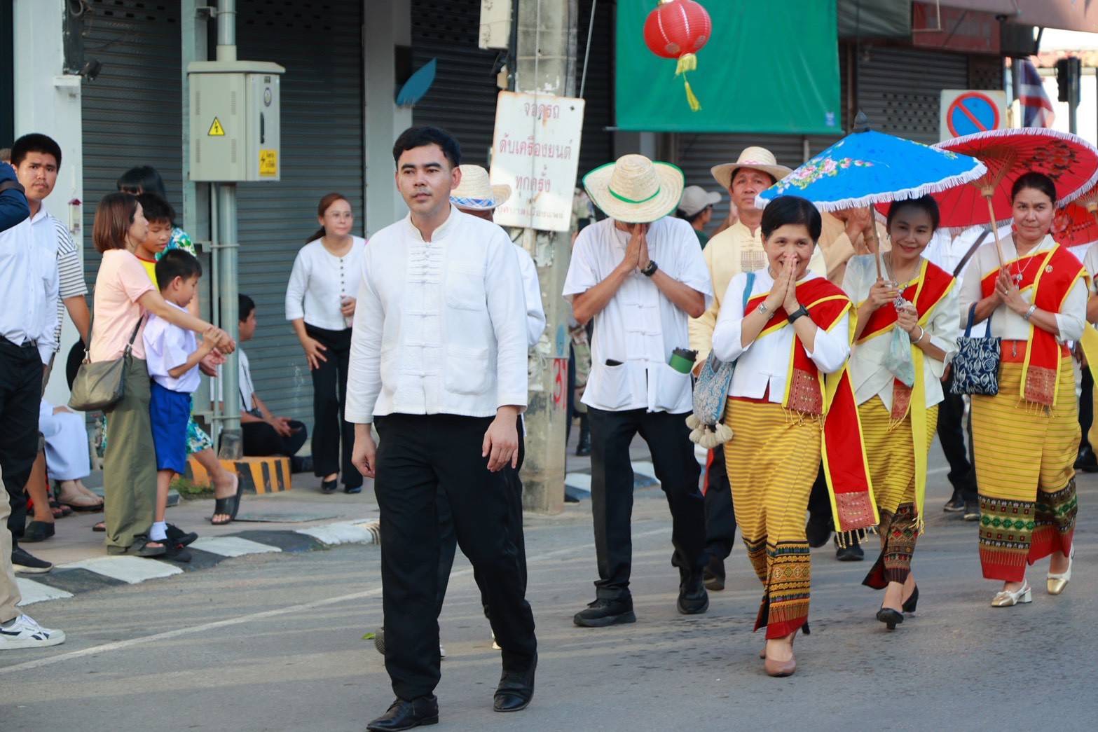 พช.ลอง ร่วมเดินขบวนประเพณีไหว้พระพุทธโกศัยศิริชัยมหาศากยมุนี พระคู่บ้านคู่เมืองแพร่ ประจำปี 2569