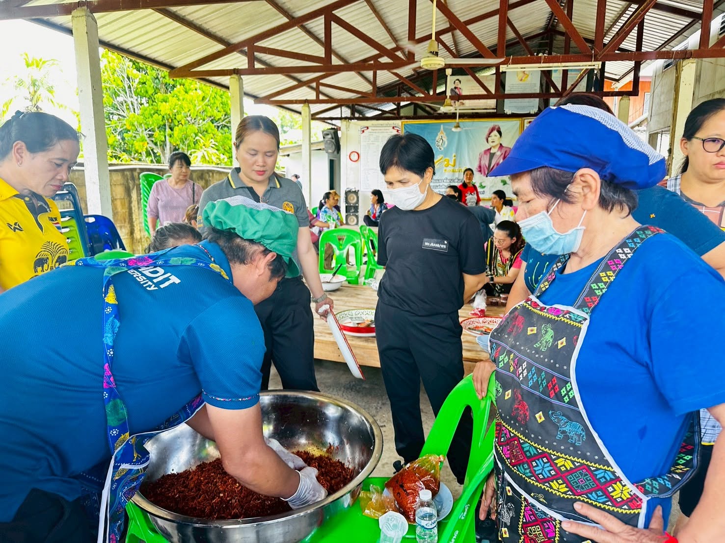 พช.ลอง ดำเนินโครงการขับเคลื่อนกิจกรรมพัฒนาวิถีชีวิตเศรษฐกิจพอเพียงระดับหมู่บ้าน