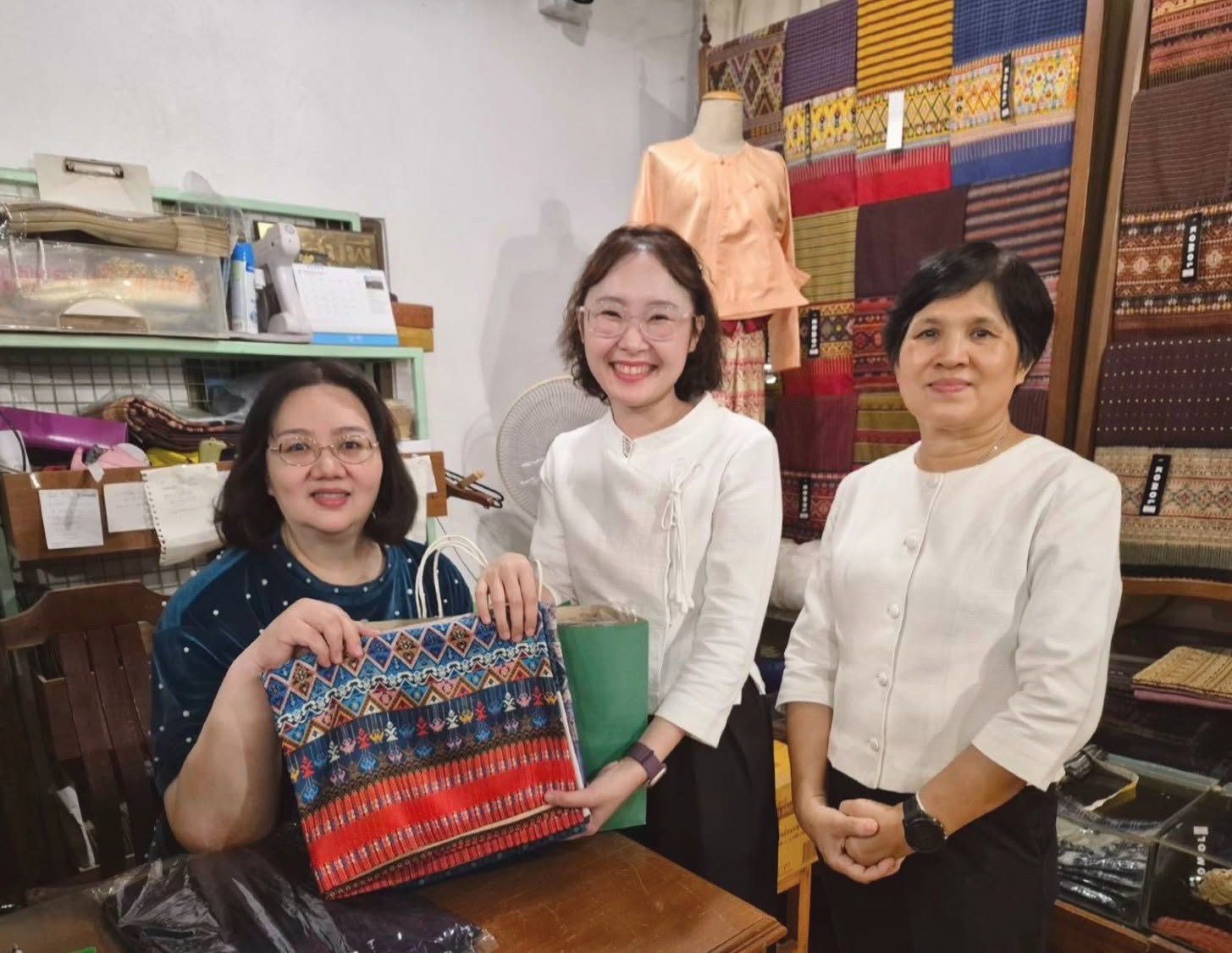 พช.ลอง รับสมัครประกวดผ้าลายพระราชทาน "ผ้าลายขอสมเด็จฯ - เจ้าฟ้าฯ" และ "ผ้าลายบุปผาบรมราชินีนาถ" ประจำปี 2569